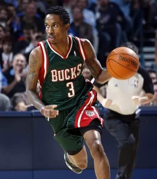 爱游戏登陆入口包含转折点！密尔沃基雄鹿迎来里程碑，欧篮联集结日攻防权衡，压力陡增，资深球员宣示担当的词条