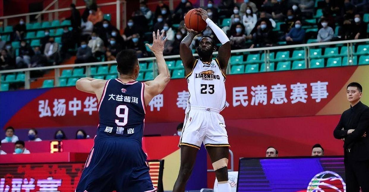 包含里程碑夜广厦男篮刷新队史纪录，CBA常规赛集结日刷纪录，话题不断，轮换策略成焦点的词条